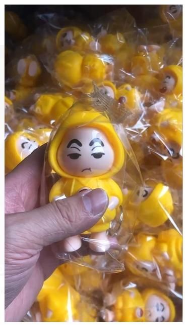 Shinchan Face Changing Keychain – Funny Mood Flip Keyring for Kids & Fans